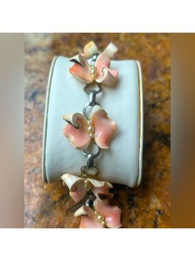 1940’s Vintage Curly Cue Coral Pink Shells & Faux Pearl Bracelet 7in Women